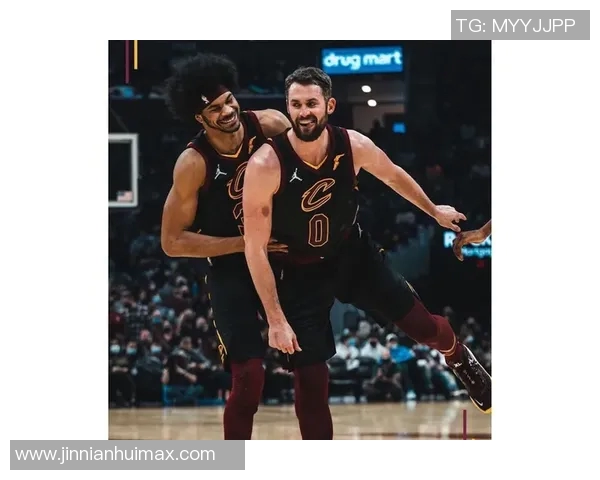 亨特分析莫布里与亚当斯的进攻风格差异及其对球队的影响